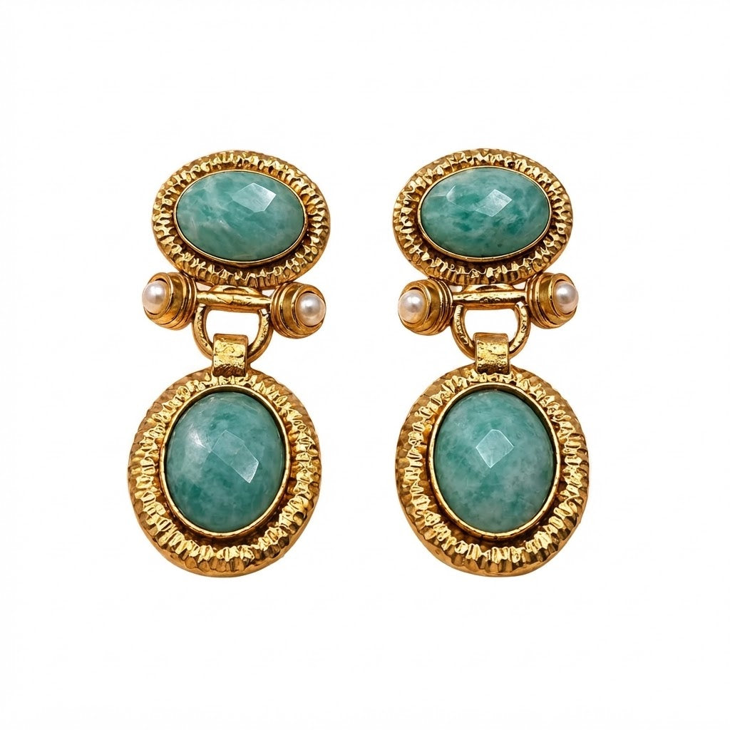 Boucles d'oreilles pendantes Aqua Pearl - Boucles d'oreilles pendantes en or antique ornementé, ornées de pierres bleu aigue-marine facettées serties clos et de délicates touches de perles