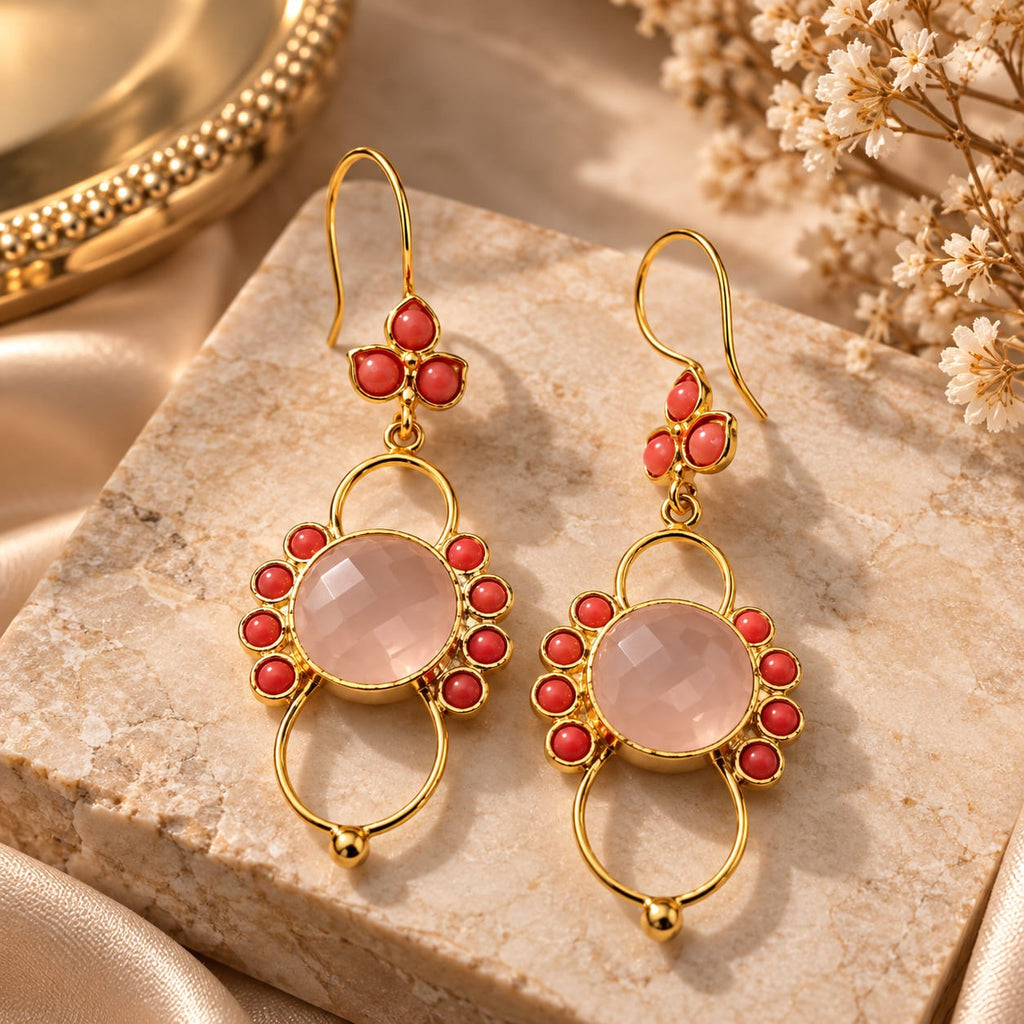 Boucles d'oreilles Blush Coral Drops – Boucles d'oreilles pendantes ornées en or, composées de pierres centrales rose pâle à facettes encadrées de cabochons corail éclatants.