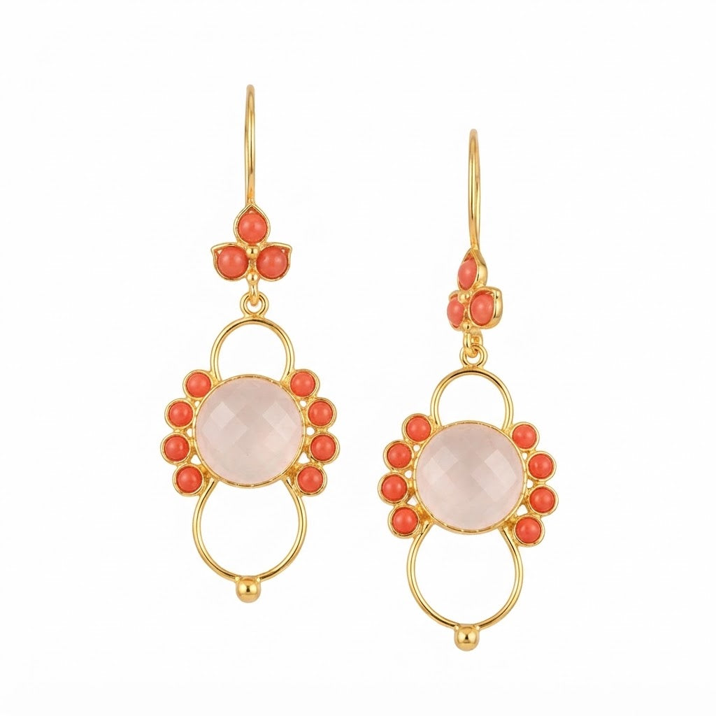 Boucles d'oreilles Blush Coral Drops – Boucles d'oreilles pendantes ornées en or, composées de pierres centrales rose pâle à facettes encadrées de cabochons corail éclatants.