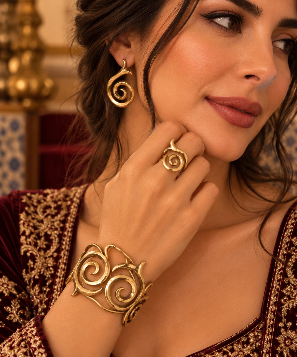 Parure Golden Dervish — Bracelet manchette en or ouvragé et boucles d'oreilles assorties ornées de motifs en spirale complexes