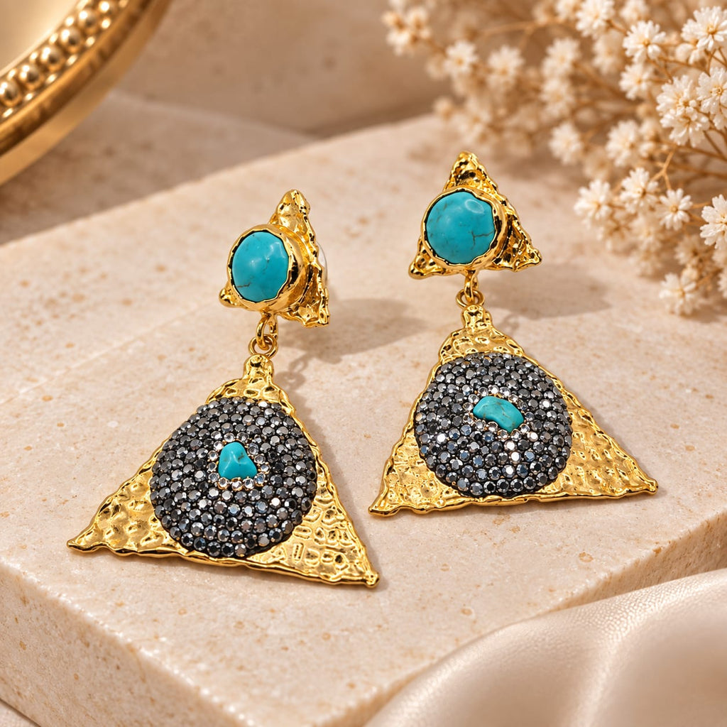 Boucles d'oreilles chandelier Turquoise Empress — Boucles d'oreilles chandelier ornées en or, serties de turquoise et de pavés de cristaux gris