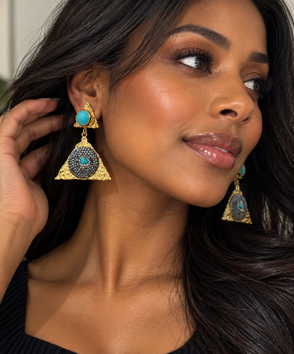 Boucles d'oreilles chandelier Turquoise Empress — Boucles d'oreilles chandelier ornées en or, serties de turquoise et de pavés de cristaux gris