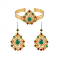 Parure Héritage Émeraude — Bracelet manchette en filigrane d’or orné et boucles d’oreilles pendantes assorties, agrémentés d’émeraudes centrales et de touches de rubis
